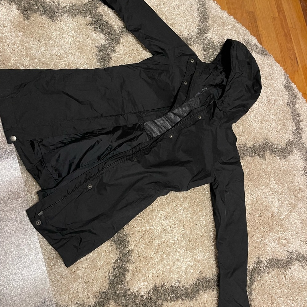 Columbia rain jacket w hood.